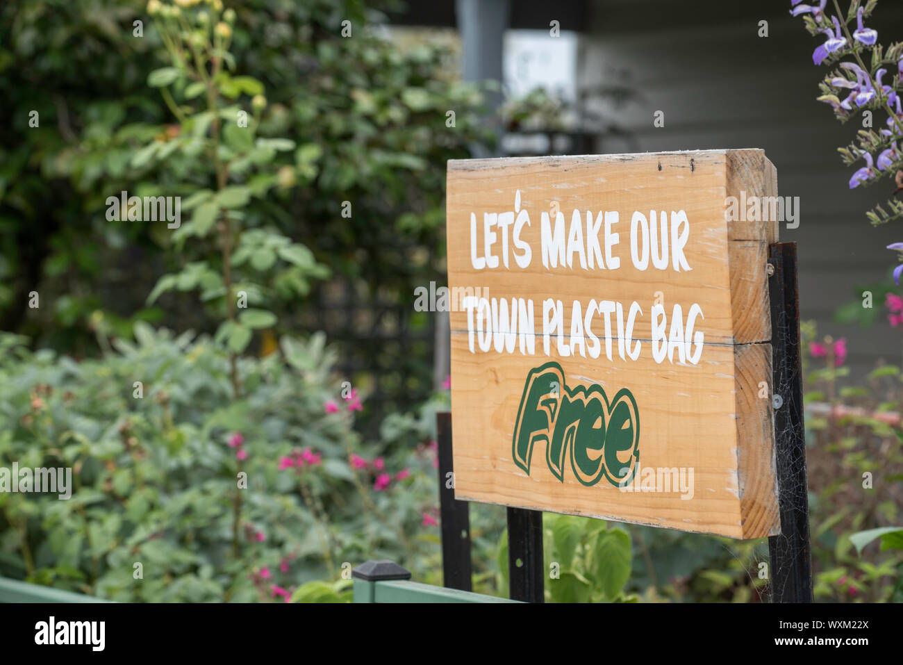Un dipinto a mano segno incoraggiante ai residenti e ai visitatori per rendere la città il sacchetto in plastica libera Foto Stock