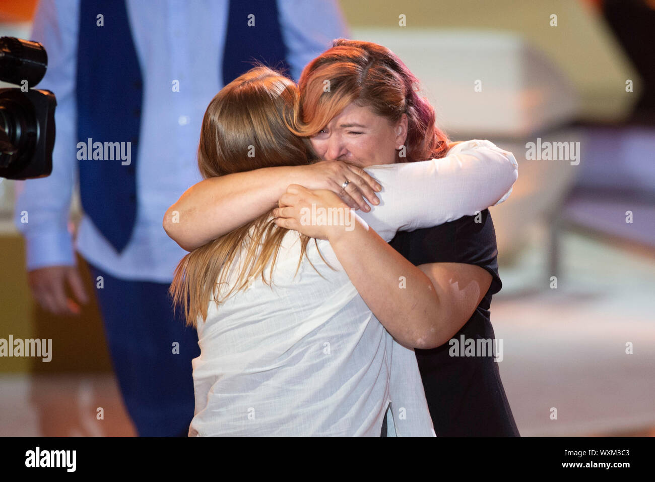 Paziente Leukaemie Katrin abbraccia donatore di midollo osseo Elin (sinistra), di gioia e di emozione, benvenuto a Carmen Nebel, donazione di gala in favore del tedesco di aiuto di cancro, ZDF mostra su 14.09.2019 dalla TUI Arena Hannover, | Utilizzo di tutto il mondo Foto Stock