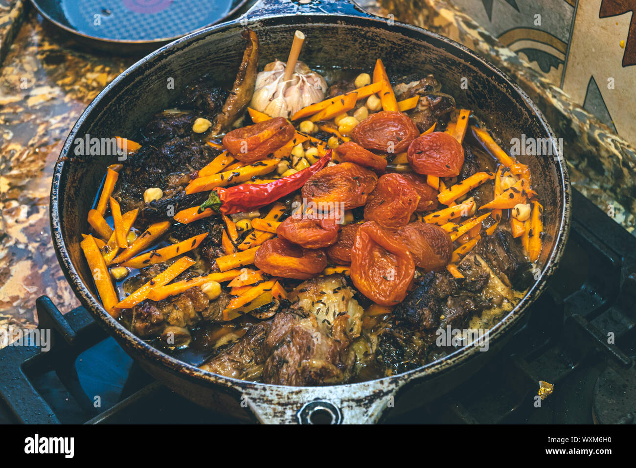 Cucina casalinga tradizionale cibo uzbeko, pilaf Foto Stock