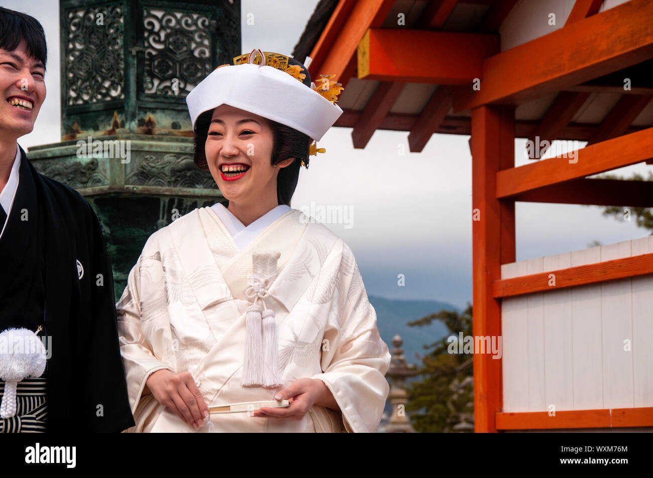 Tradizionali Shinto sposa e lo sposo sull'isola di Miyajima, Giappone. Foto Stock