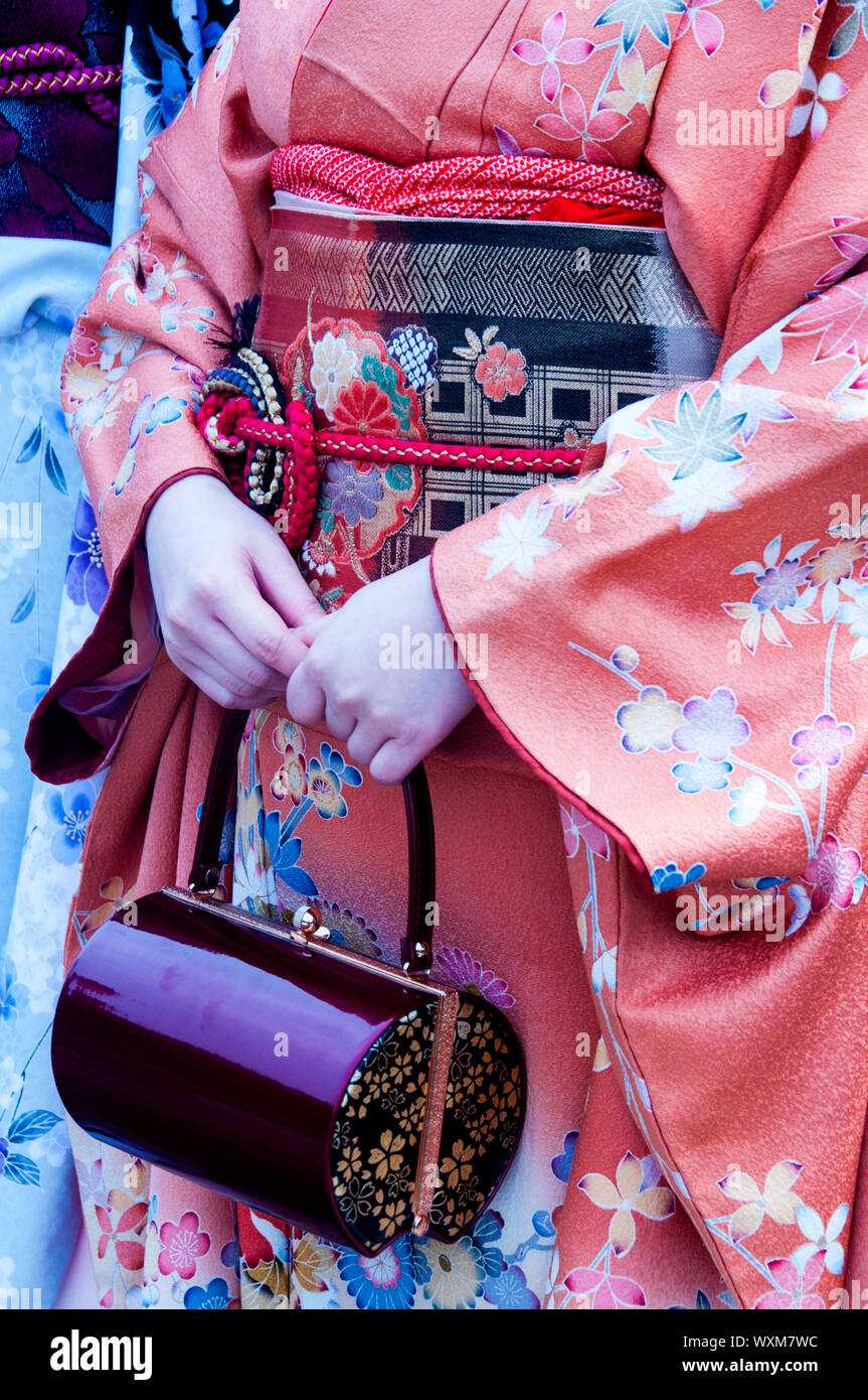 Primo piano dettagli di un kimono giapponese e obi in un matrimonio shinto  sull'isola giapponese di Miyajima con una borsa laccata ricca di dettagli  Foto stock - Alamy