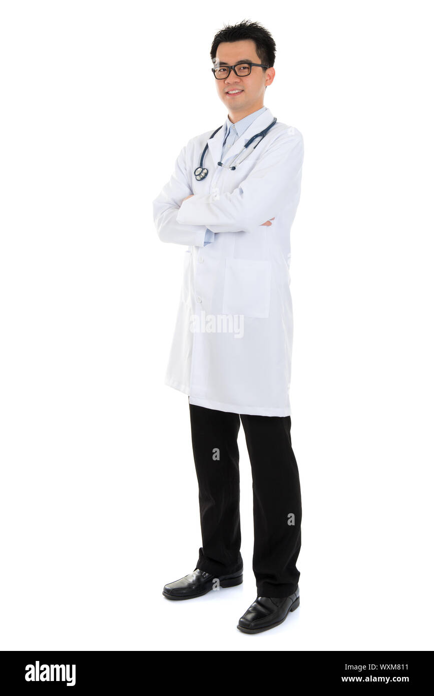 Corpo pieno bello maschio asiatici medico, in piedi isolato su sfondo bianco con sorriso sicuro. Foto Stock