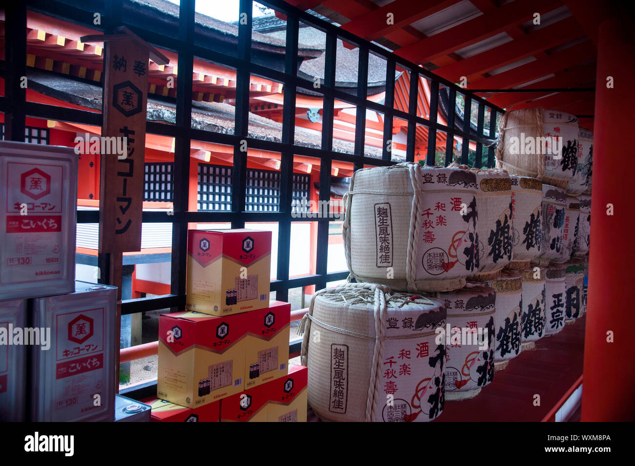 Botti decorative di sake al Santuario scintoista di Itsukushima sull'isola di Miyajima, Giappone. Foto Stock