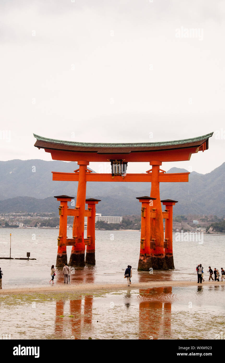 Il grande Torii sull'isola di Miyajima in Giappone è il confine tra lo spirito e il mondo umano. Foto Stock