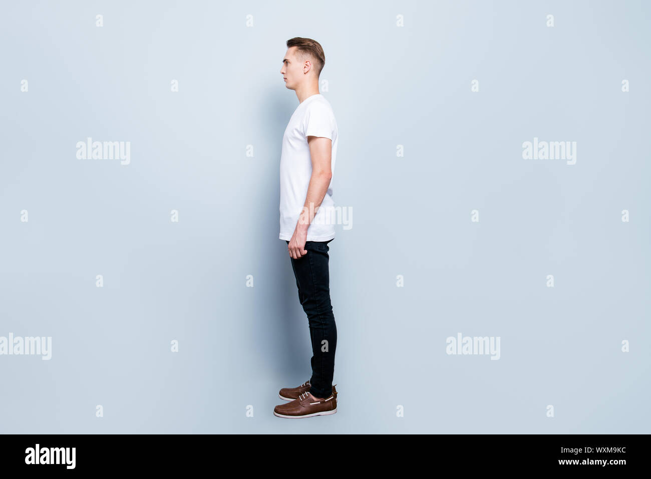 Lunghezza piena dimensione del corpo, il profilo laterale di elegante bello tre Foto Stock