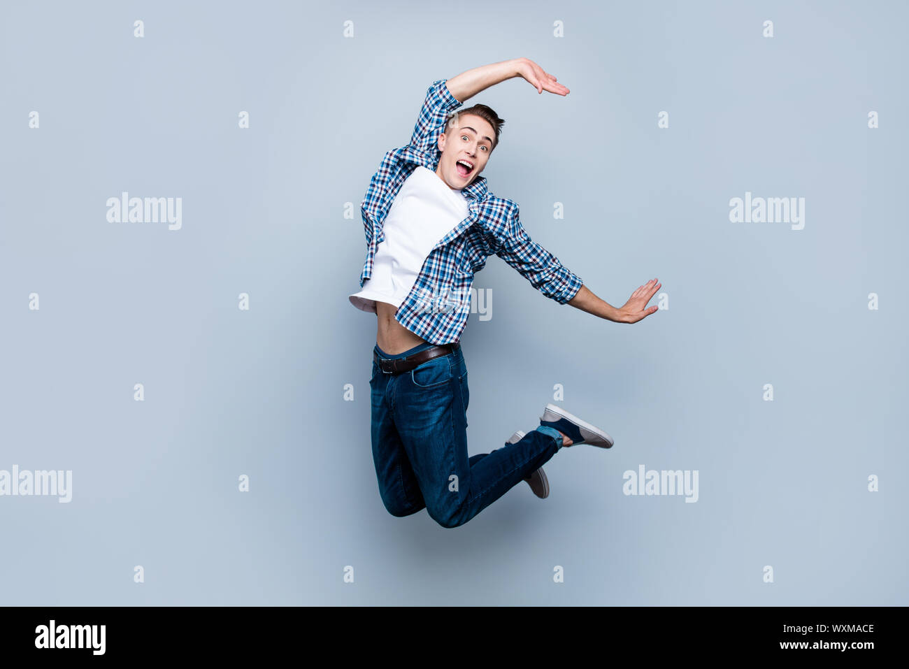 Immagine dinamica. A lunghezza piena, gambe, corpo, profilo Dimensioni vista laterale p Foto Stock