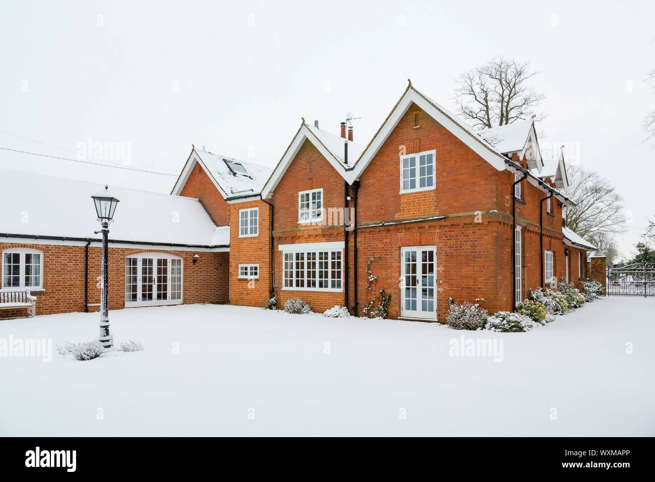 Coperta di neve English country house in inverno, REGNO UNITO Foto Stock