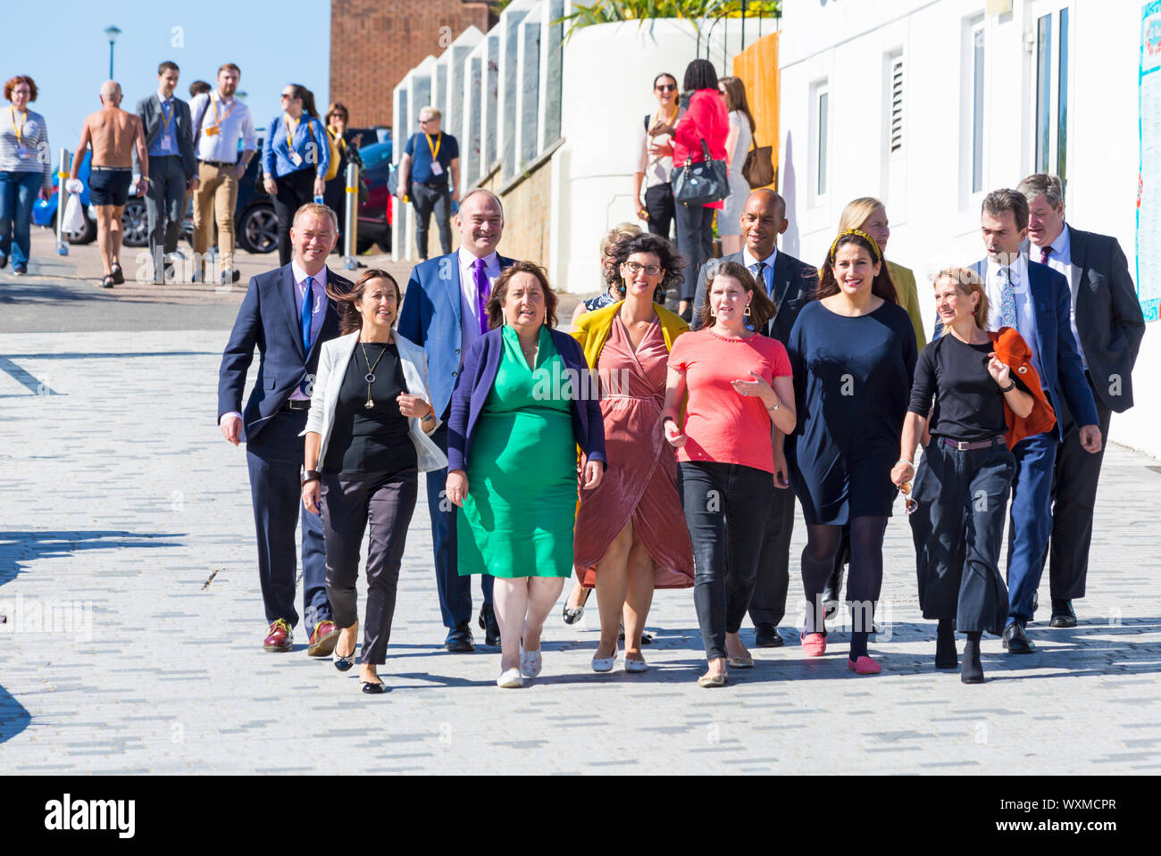 Bournemouth Dorset UK. Xvii Settembre 2019. Jo Swinson, leader del Partito europeo dei liberali democratici e dei colleghi per prendersi una pausa e la testa per la spiaggia presso il gruppo del Partito europeo dei liberali democratici di Autunno 2019 Conferenza in Bournemouth. Credito: Carolyn Jenkins/Alamy Live News Foto Stock