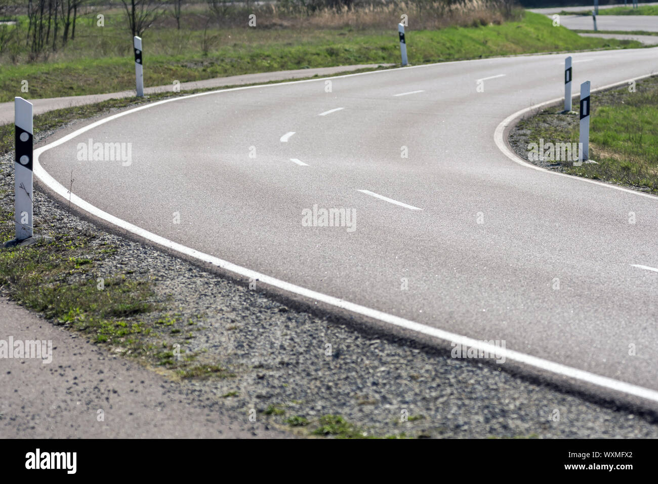 Nuova strada asfaltata con curve e bump Foto Stock Nuova strada asfaltata con curve e bump Foto Stock