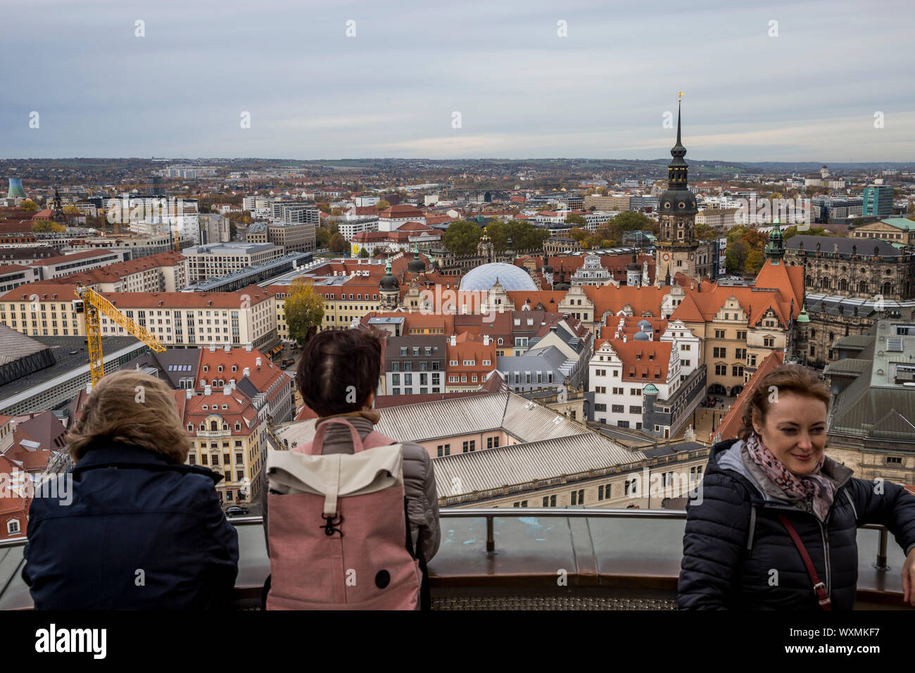 I turisti alla Frauenkirche piattaforma di visualizzazione si affacciano sulla città di Dresda, Germania Foto Stock