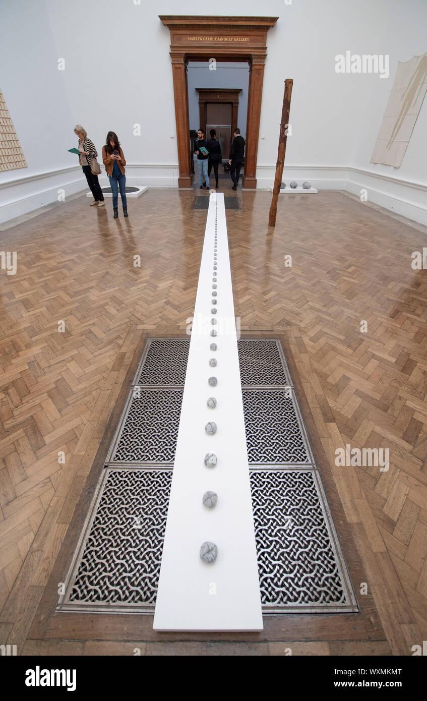 La Royal Academy of Arts di Londra, Regno Unito. Xvii Settembre 2019. Acclamato internazionalmente lo scultore britannico Antony Gormley principali della nuova esposizione del RA. La mostra è il suo più importante mostrare solo nel Regno Unito per oltre un decennio e corre presso la Royal Academy of Arts dal 21 settembre al 3 dicembre 2019. Immagine: una mela, di una installazione di 53 casi di piombo registrare la crescita di una mela da un petalo caduto attraverso il frutto maturo. Credito: Malcolm Park/Alamy Live News. Foto Stock