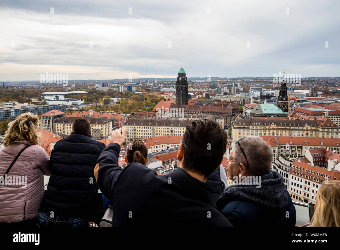I turisti alla Frauenkirche piattaforma di visualizzazione si affacciano sulla città di Dresda, Germania Foto Stock