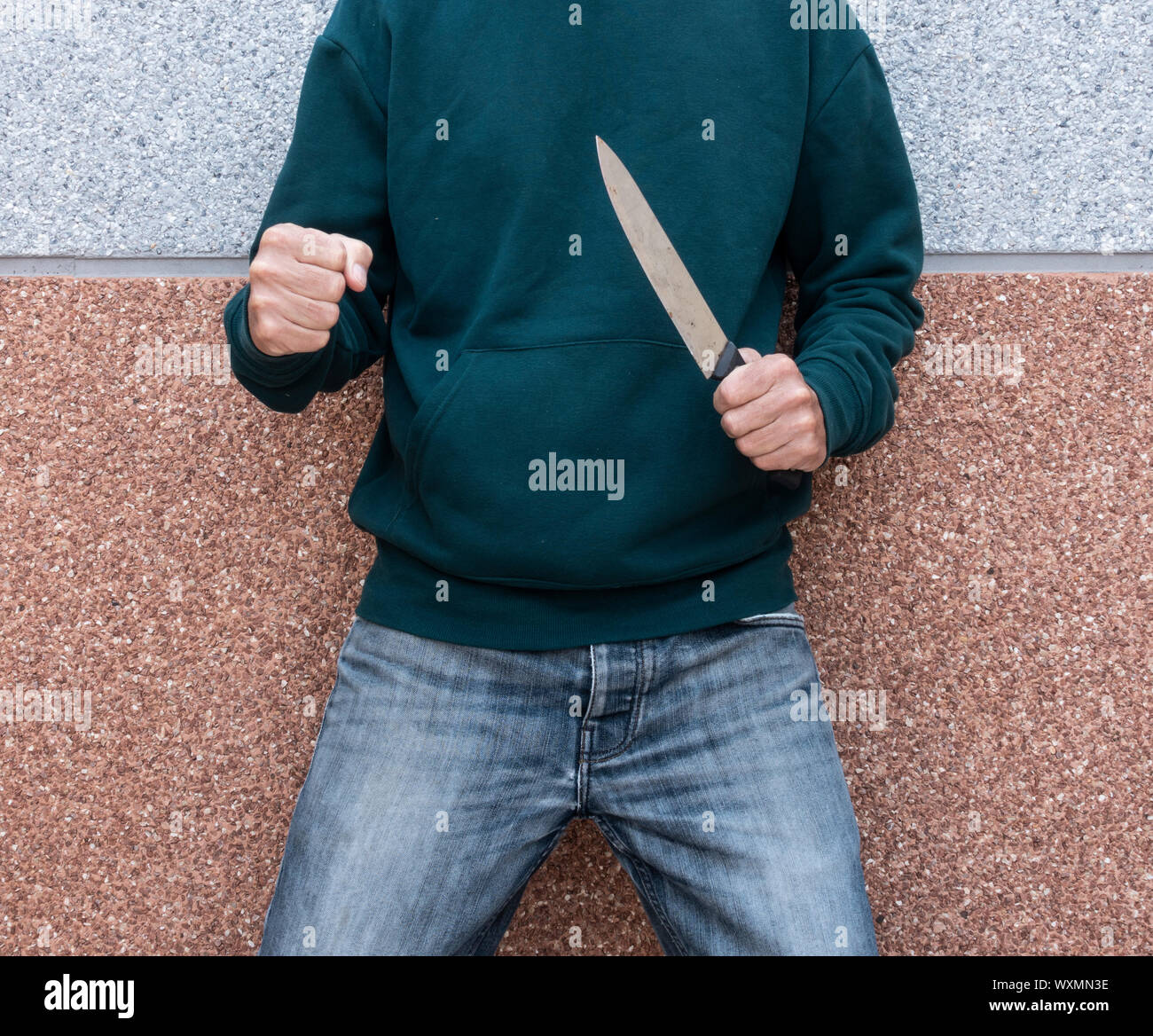 L'uomo, adolescente azienda grande coltello. Le bande criminali, criminalità giovanile... concetto. Foto Stock