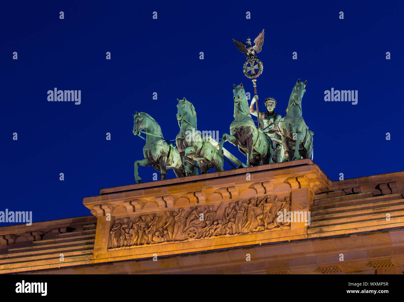 La Porta di Brandeburgo a Berlino dopo il tramonto Foto Stock
