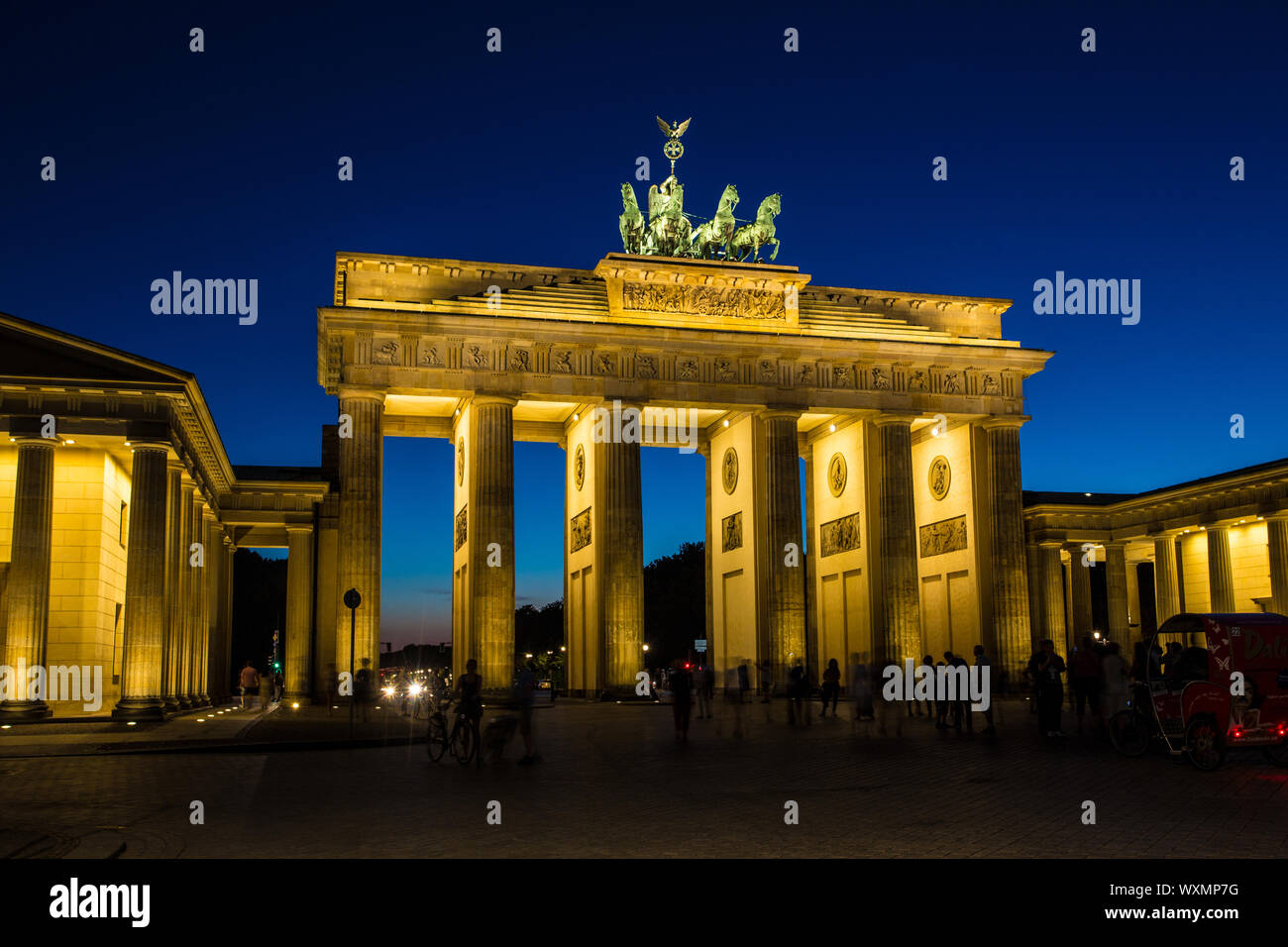 La Porta di Brandeburgo a Berlino dopo il tramonto Foto Stock