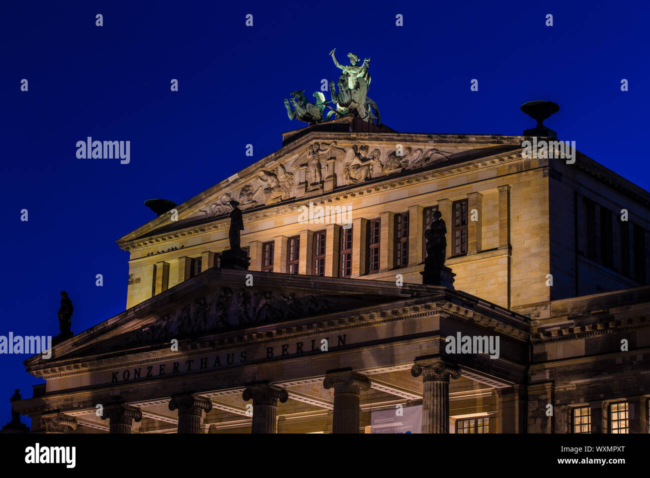 Schauspielhaus al Gendarmenmarkt a Berlino dopo il tramonto Foto Stock
