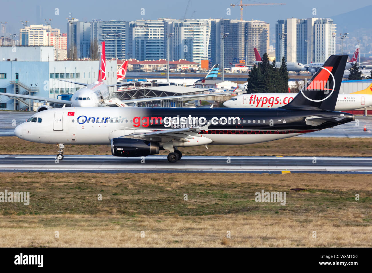 Istanbul, Turchia - 15 Febbraio 2019: Onur Air Airbus A320 aereo a Istanbul Ataturk (IST) in Turchia. Foto Stock