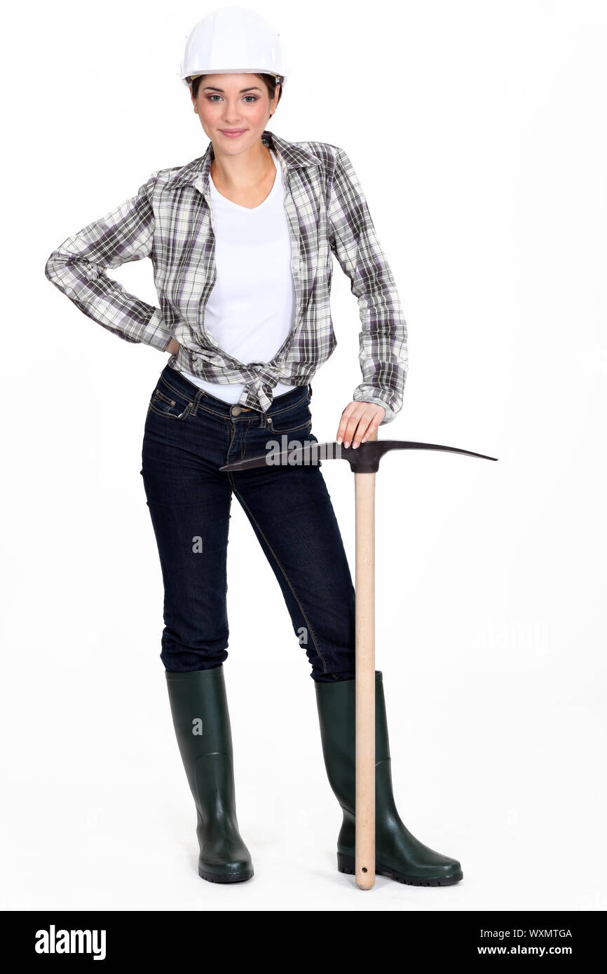 Tradeswoman tenendo un piccone Foto Stock
