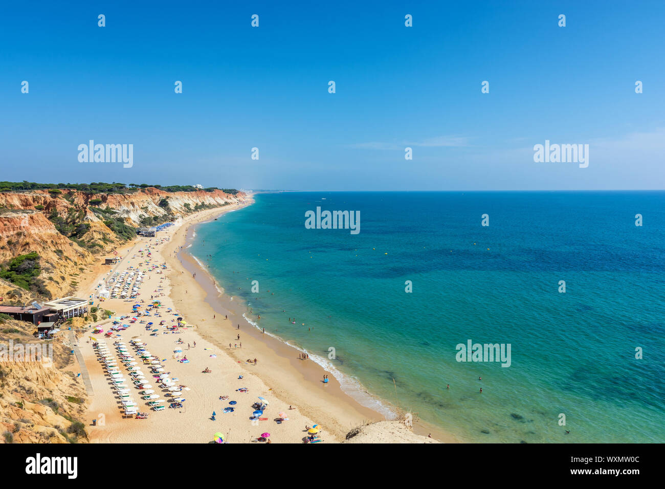 Praia da Falésia vicino a Albufeira come una delle più lunghe spiagge dell'Algarve Foto Stock
