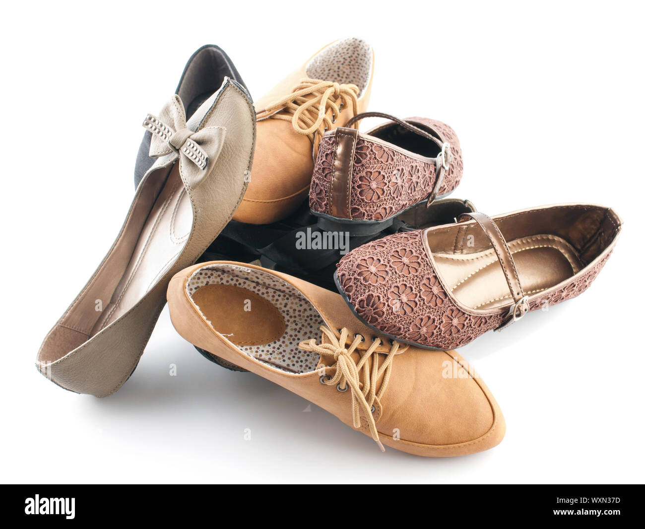 Pila di varie donne scarpe piatte isolato su bianco Foto Stock