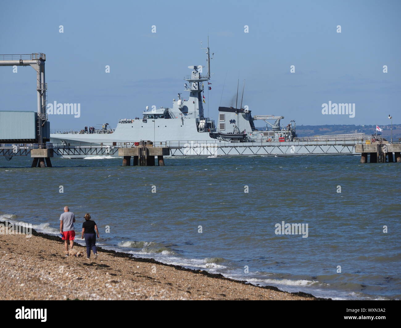 Sheerness, Kent, Regno Unito. Il 17 settembre 2019. HMS Medway immettendo il fiume Medway a Sheerness, Kent all ora di pranzo. Essa è diretta a Chatham insolitamente verrà ufficialmente incaricato nel luogo lei è chiamato dopo durante il suo soggiorno. HMS Medway è un 90-metro offshore nave pattuglia e saranno coinvolti nella lotta contro il terrorismo e anti-operazioni di contrabbando per aiutare a mantenere la Gran Bretagna sicuro. Credito: James Bell/Alamy Live News Foto Stock