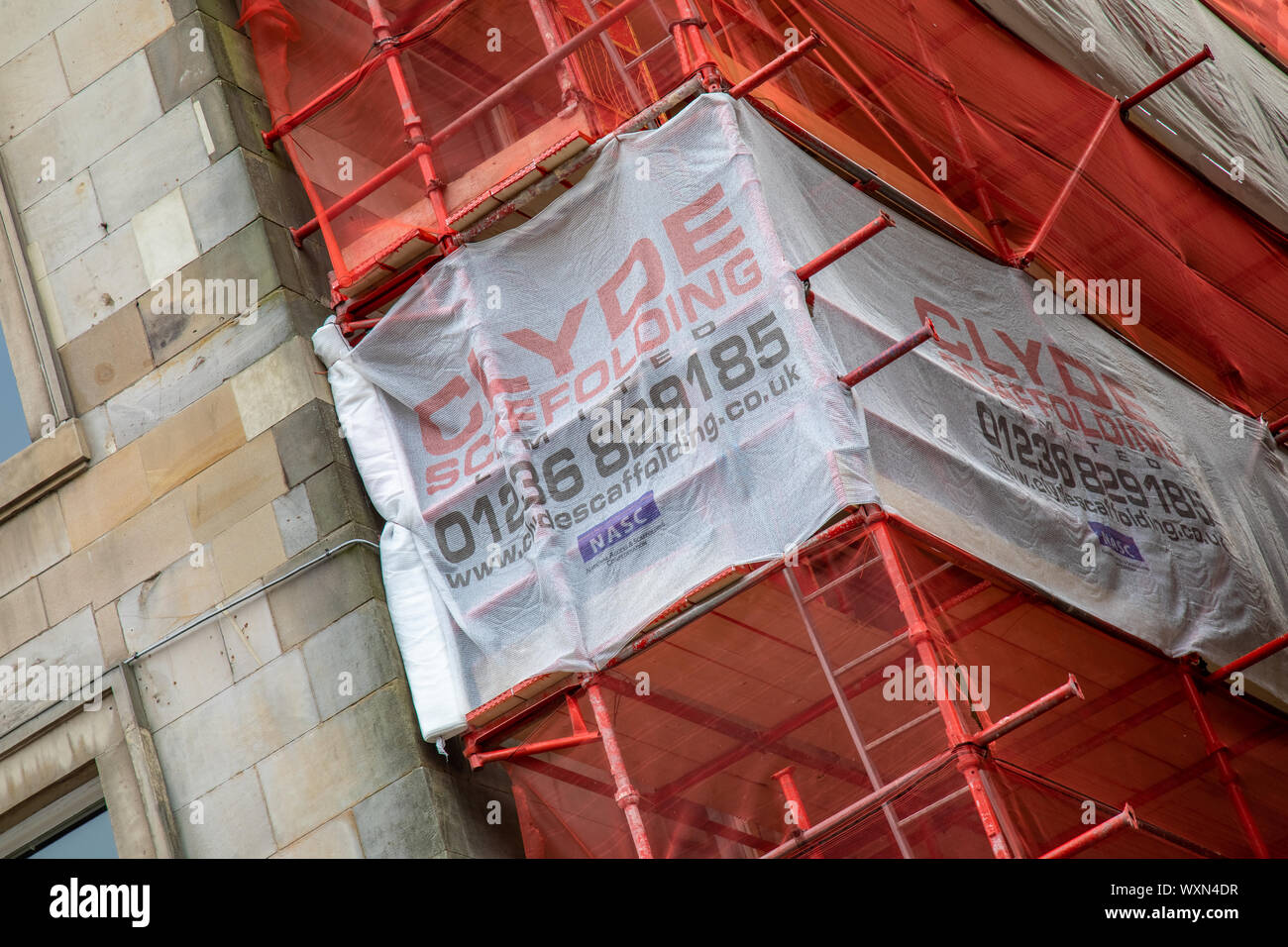 Ponteggio con un rosso netto sulla copertura di un edificio su Buchanan Street nel centro della città di Glasgow Foto Stock
