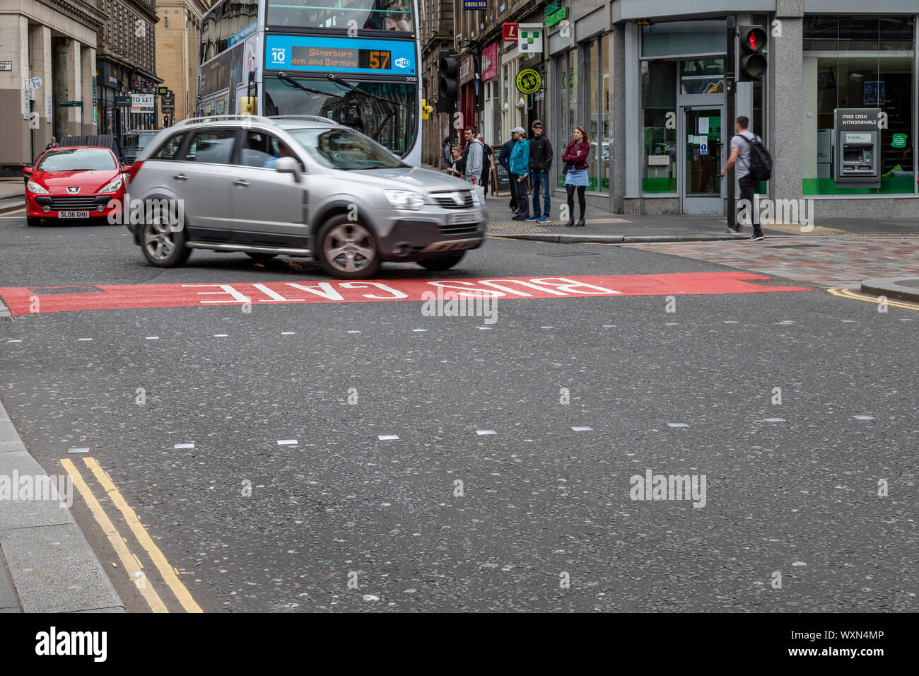 Vetture violano il bus porta che è diventato operativo il 2° settembre 2019 dalle 7 am - 7 pm su Union Street a Glasgow. Foto Stock