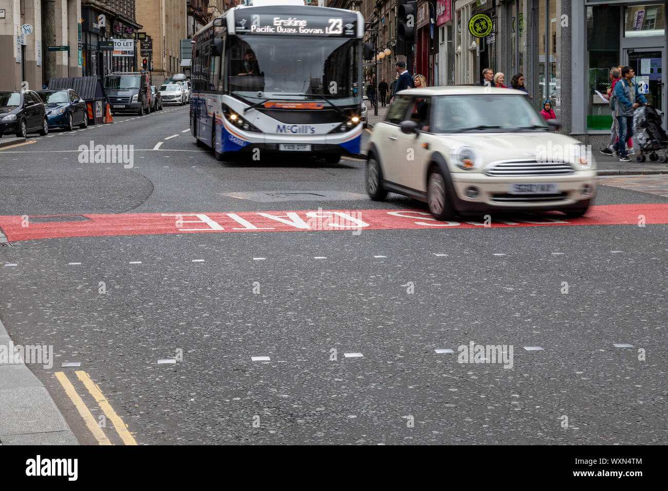 Vetture violano il bus porta che è diventato operativo il 2° settembre 2019 dalle 7 am - 7 pm su Union Street a Glasgow. Foto Stock