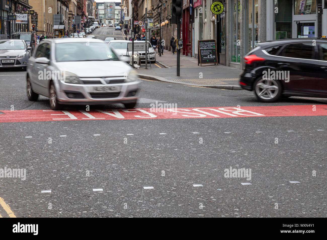 Vetture violano il bus porta che è diventato operativo il 2° settembre 2019 dalle 7 am - 7 pm su Union Street a Glasgow. Foto Stock