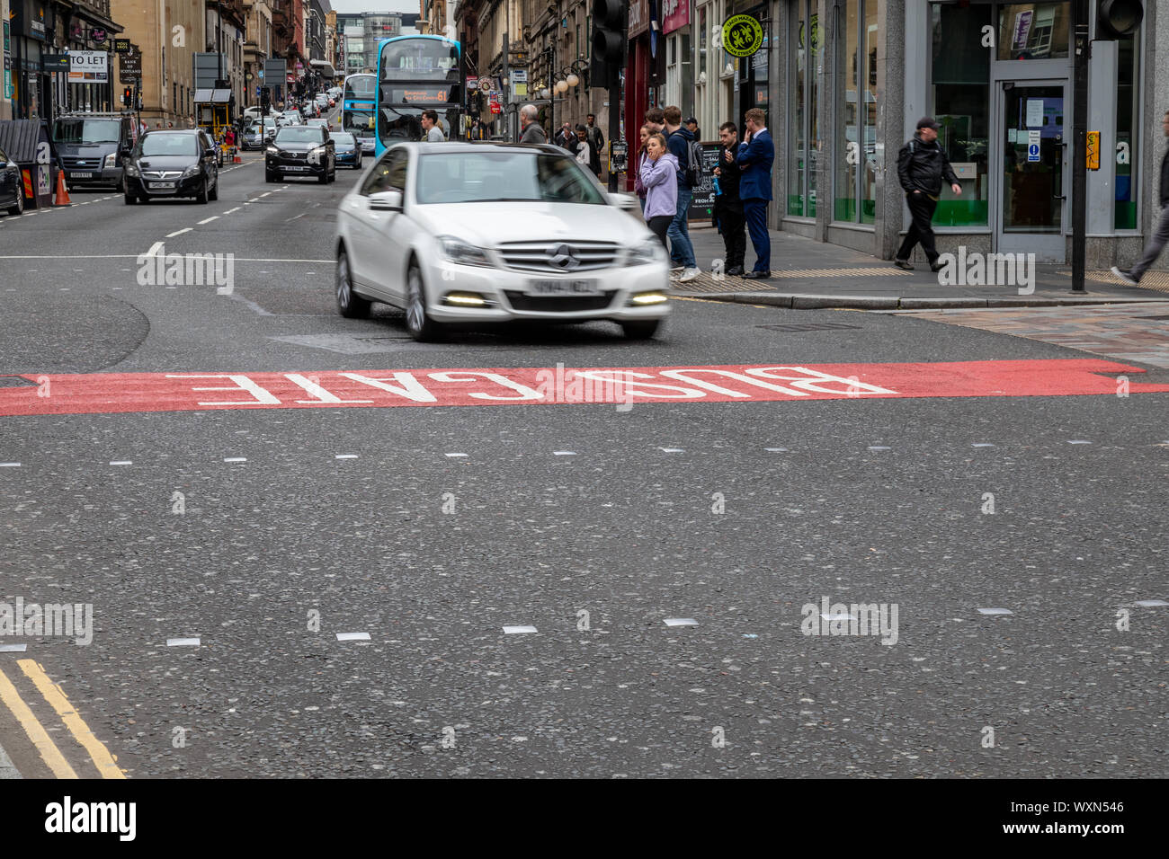 Vetture violano il bus porta che è diventato operativo il 2° settembre 2019 dalle 7 am - 7 pm su Union Street a Glasgow. Foto Stock