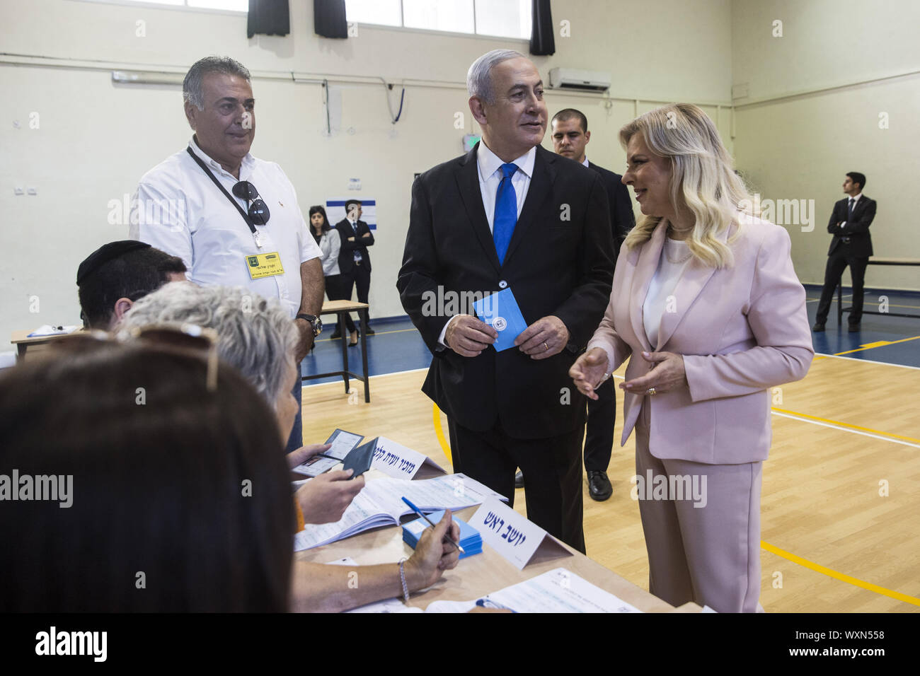 Gerusalemme, Israele. Xvii Sep 2019. Il Primo Ministro israeliano Benjamin e sua moglie Sarah getta i loro voti in corrispondenza di una stazione di voto in Gerusalemme Martedì, 17 settembre 2019 . Gli israeliani tornare alle urne quando una coalizione di governo non potrebbe essere formata all'elezione di cinque mesi fa. Piscina Foto di Heidi Levine/UPI Credito: UPI/Alamy Live News Foto Stock