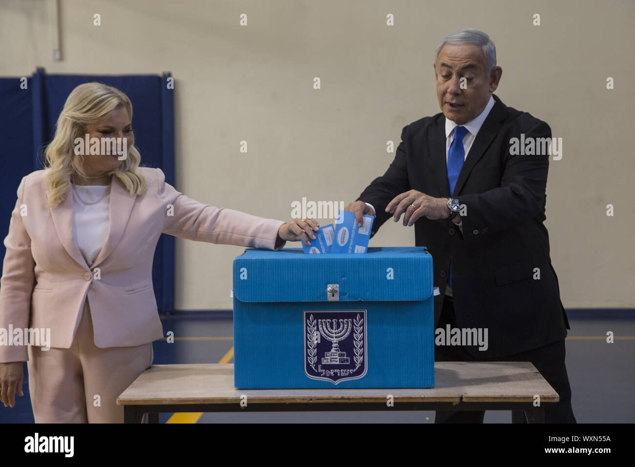 Gerusalemme, Israele. Xvii Sep 2019. Il Primo Ministro israeliano Benjamin e sua moglie Sarah getta i loro voti in corrispondenza di una stazione di voto in Gerusalemme Martedì, 17 settembre 2019 . Gli israeliani tornare alle urne quando una coalizione di governo non potrebbe essere formata all'elezione di cinque mesi fa. Piscina Foto di Heidi Levine/UPI Credito: UPI/Alamy Live News Foto Stock