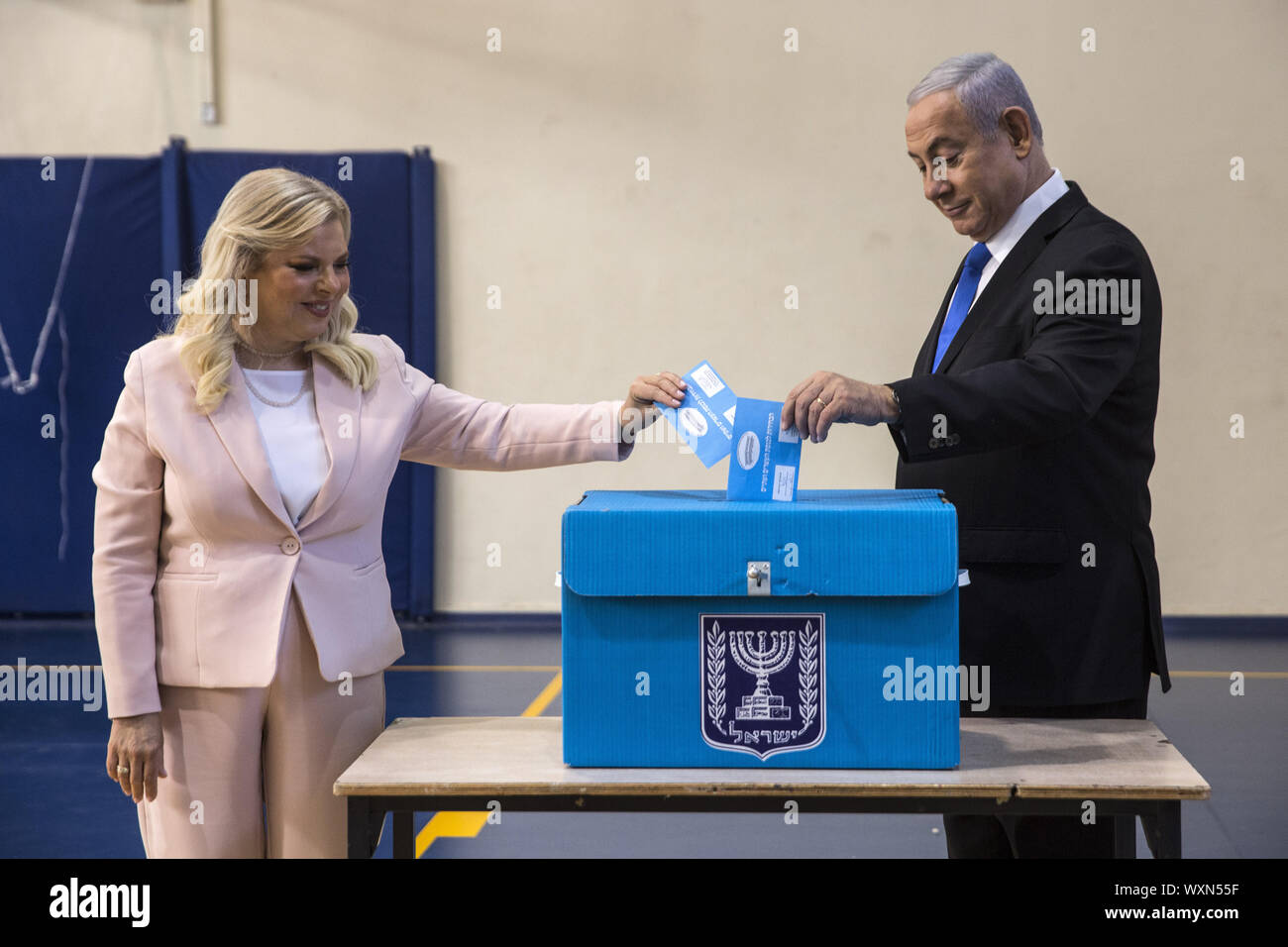 Gerusalemme, Israele. Xvii Sep 2019. Il Primo Ministro israeliano Benjamin e sua moglie Sarah getta i loro voti in corrispondenza di una stazione di voto in Gerusalemme Martedì, 17 settembre 2019 . Gli israeliani tornare alle urne quando una coalizione di governo non potrebbe essere formata all'elezione di cinque mesi fa. Piscina Foto di Heidi Levine/UPI Credito: UPI/Alamy Live News Foto Stock