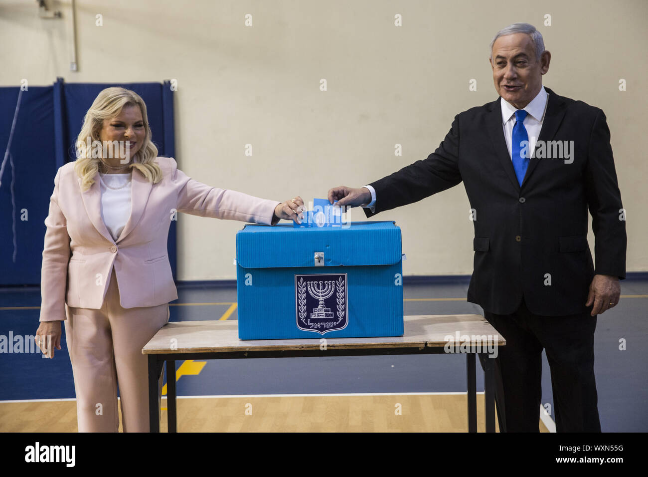 Gerusalemme, Israele. Xvii Sep 2019. Il Primo Ministro israeliano Benjamin e sua moglie Sarah getta i loro voti in corrispondenza di una stazione di voto in Gerusalemme Martedì, 17 settembre 2019 . Gli israeliani tornare alle urne quando una coalizione di governo non potrebbe essere formata all'elezione di cinque mesi fa. Piscina Foto di Heidi Levine/UPI Credito: UPI/Alamy Live News Foto Stock
