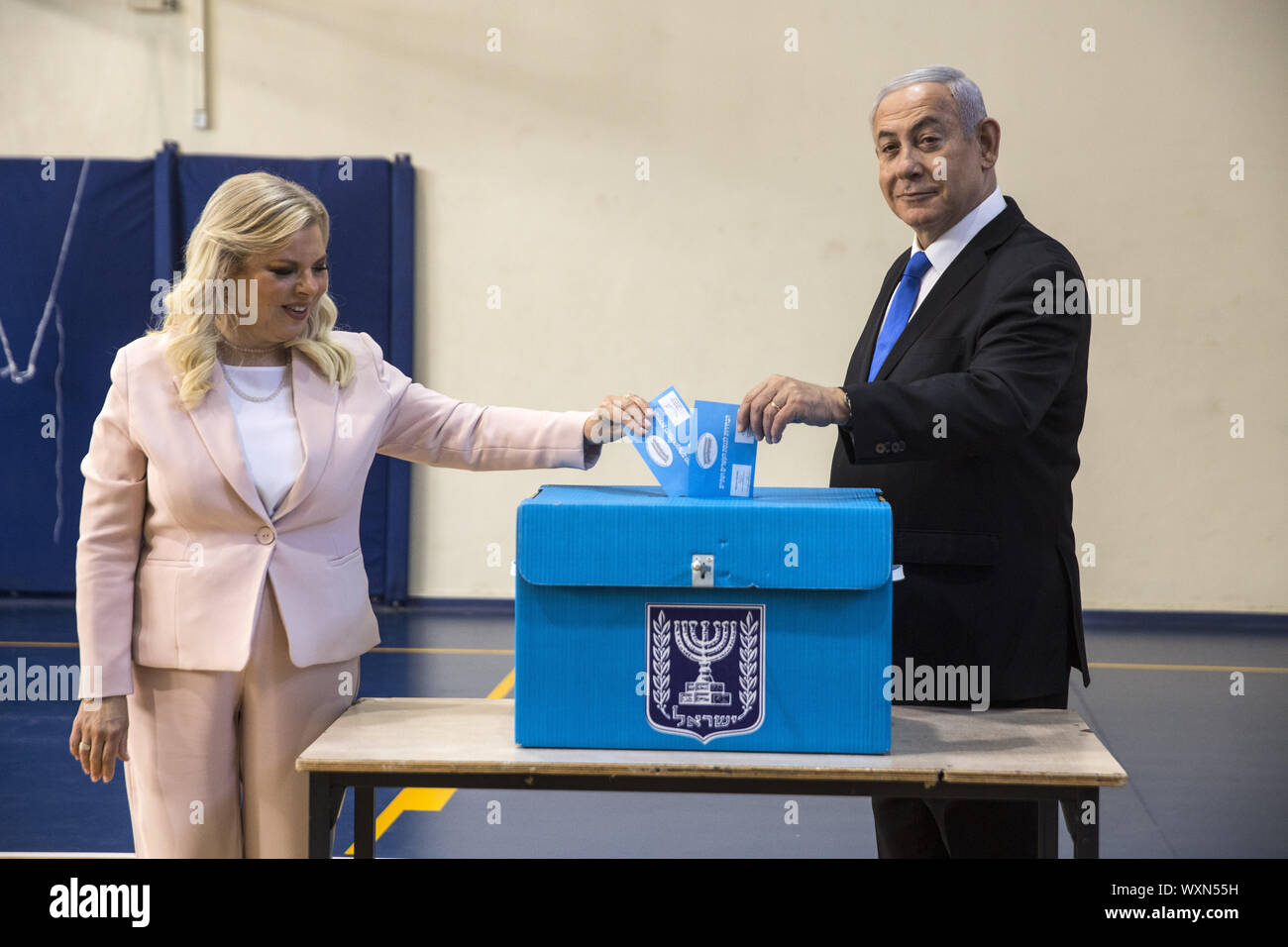 Gerusalemme, Israele. Xvii Sep 2019. Il Primo Ministro israeliano Benjamin e sua moglie Sarah getta i loro voti in corrispondenza di una stazione di voto in Gerusalemme Martedì, 17 settembre 2019 . Gli israeliani tornare alle urne quando una coalizione di governo non potrebbe essere formata all'elezione di cinque mesi fa. Piscina Foto di Heidi Levine/UPI Credito: UPI/Alamy Live News Foto Stock