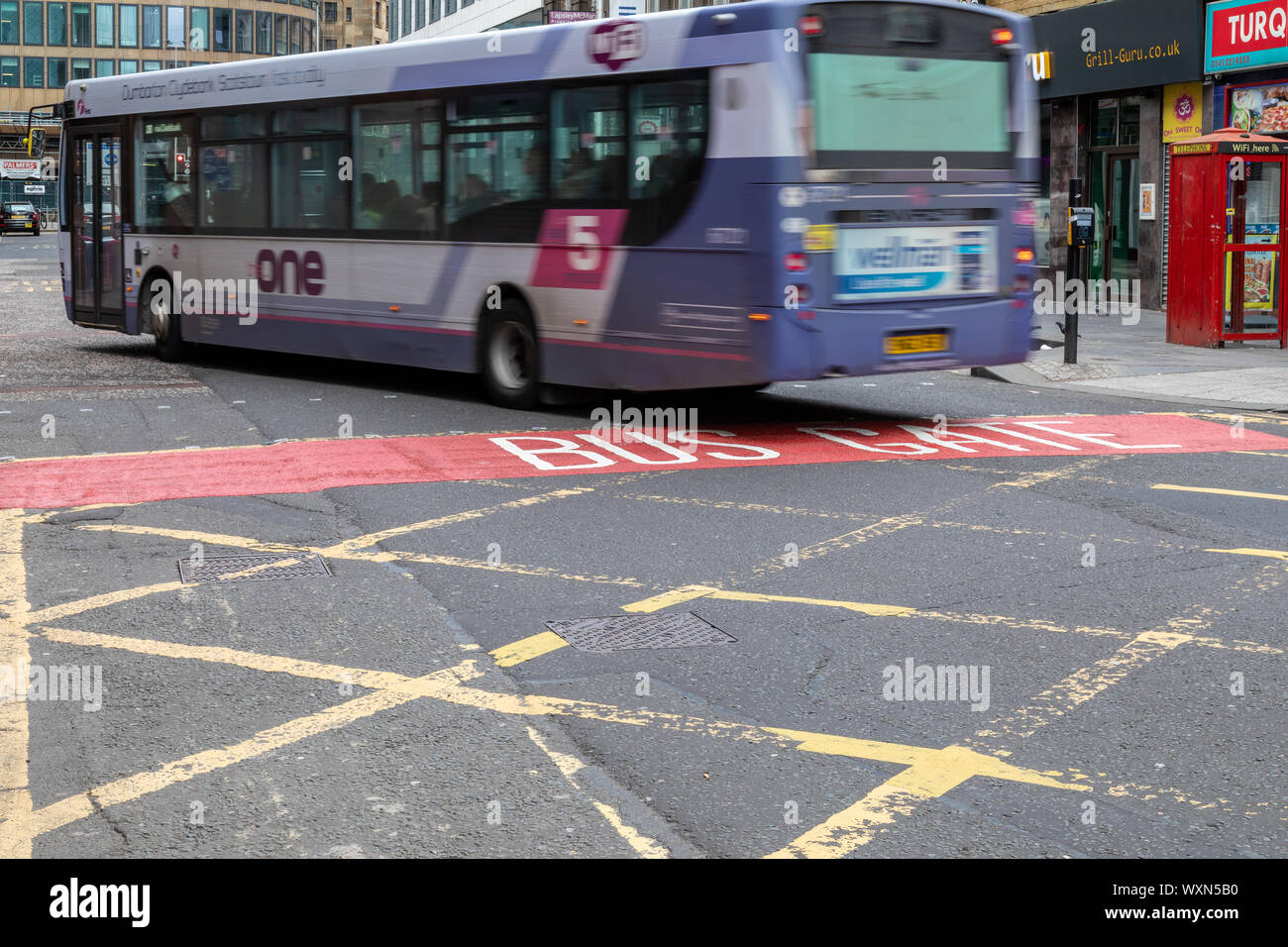 Un primo bus di Glasgow attraversando la Porta Bus su Oswald Street nel centro della città di Glasgow Foto Stock