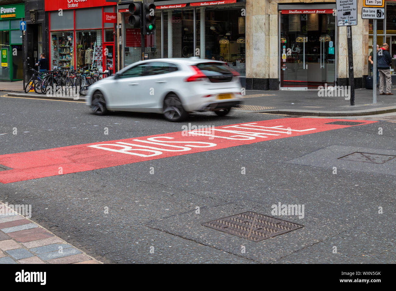 Vetture violano il bus porta che è diventato operativo il 2° settembre 2019 dalle 7 am - 7 pm su Union Street a Glasgow. Foto Stock