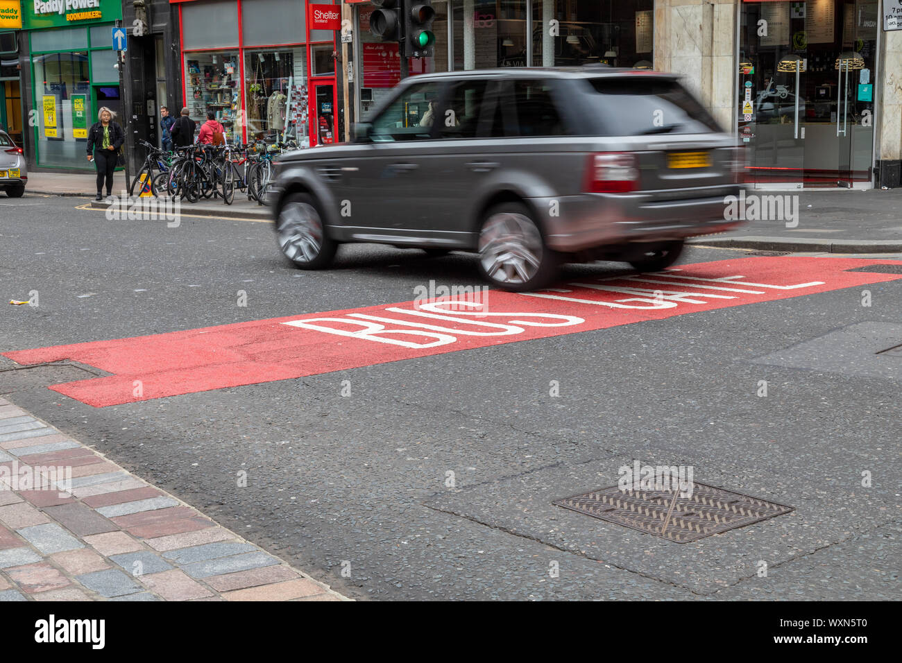 Vetture violano il bus porta che è diventato operativo il 2° settembre 2019 dalle 7 am - 7 pm su Union Street a Glasgow. Foto Stock