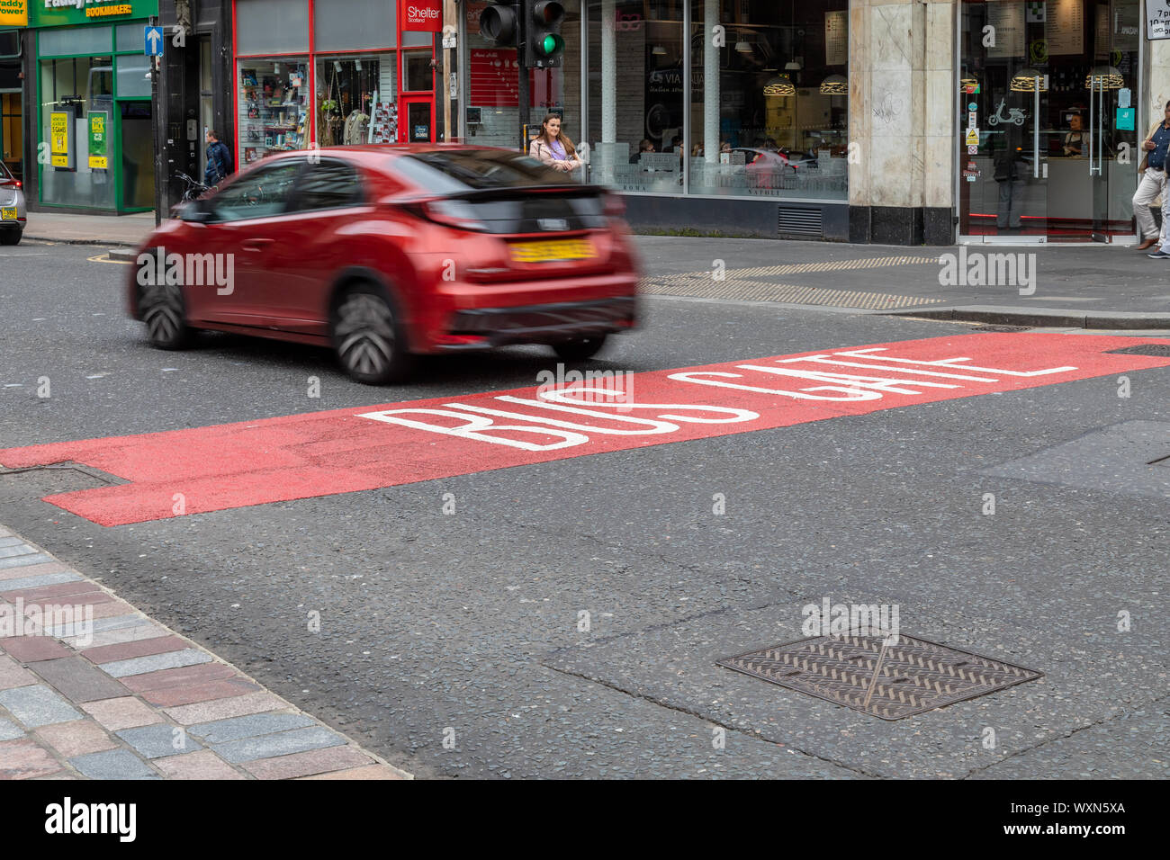 Vetture violano il bus porta che è diventato operativo il 2° settembre 2019 dalle 7 am - 7 pm su Union Street a Glasgow. Foto Stock