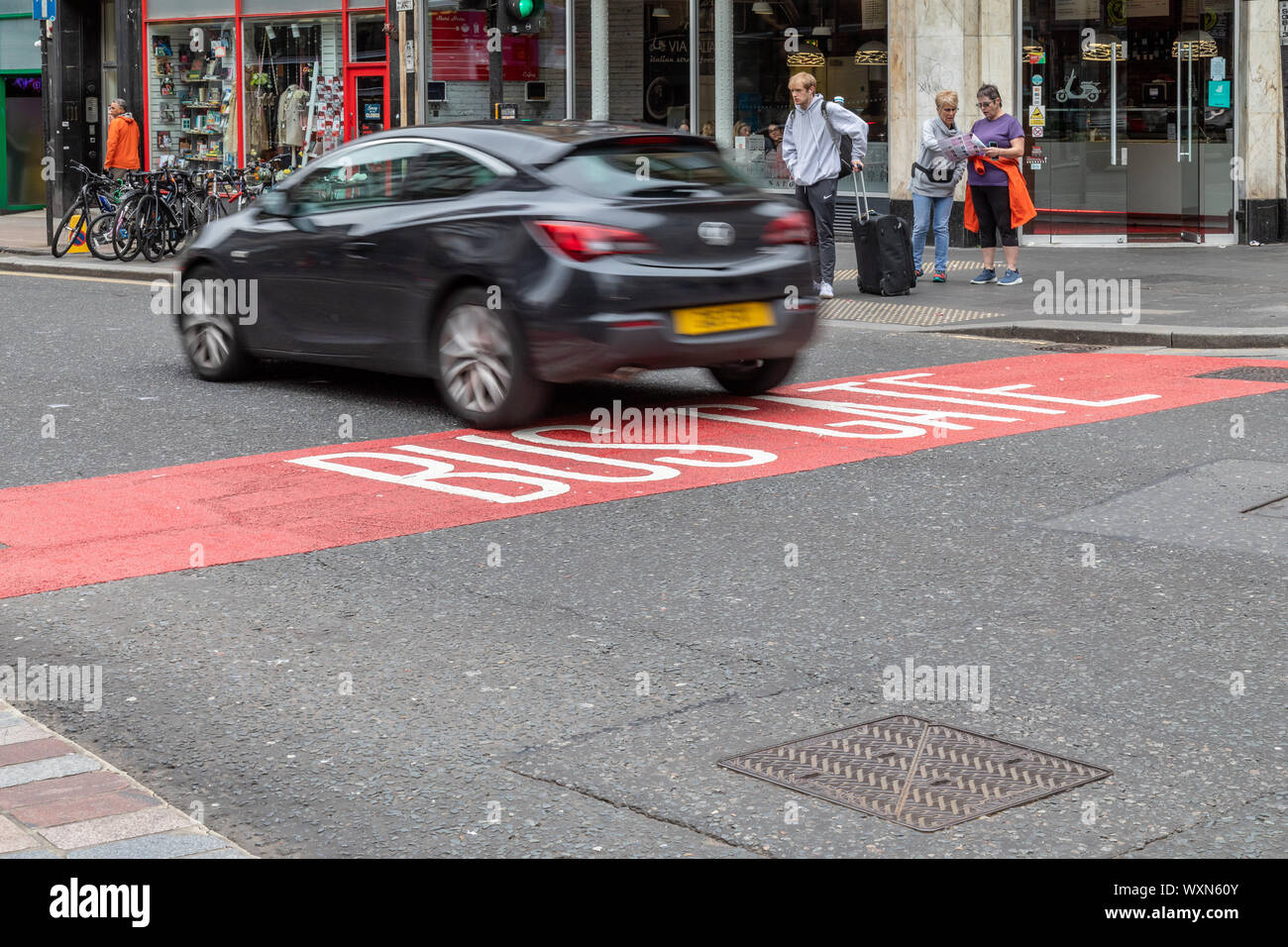 Vetture violano il bus porta che è diventato operativo il 2° settembre 2019 dalle 7 am - 7 pm su Union Street a Glasgow. Foto Stock