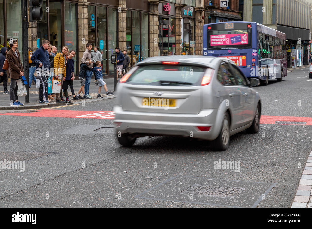 Vetture violano il bus porta che è diventato operativo il 2° settembre 2019 dalle 7 am - 7 pm su Union Street a Glasgow. Foto Stock