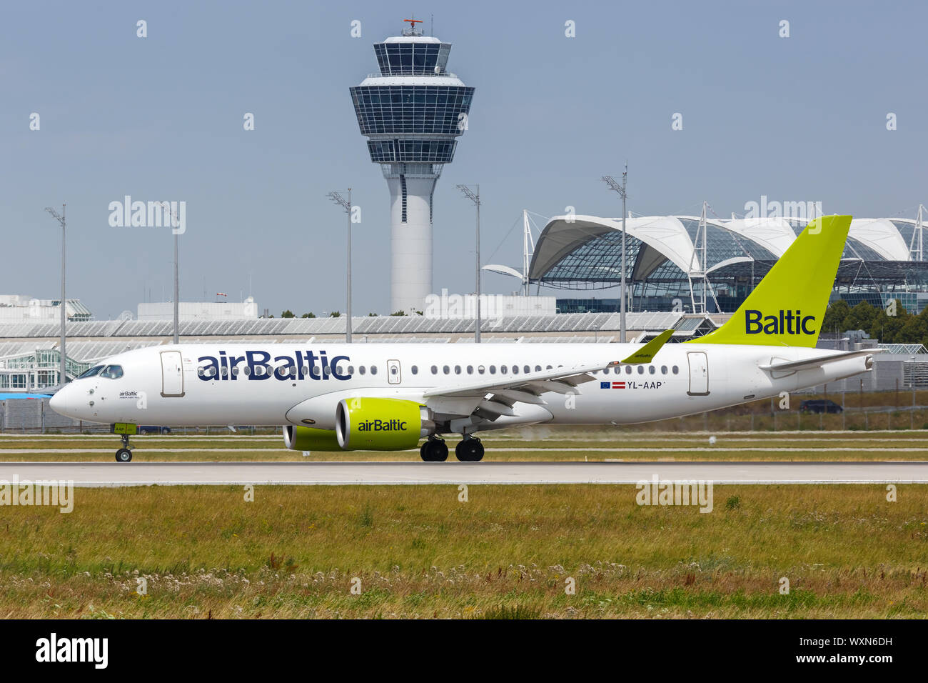 Monaco di Baviera, Germania - Luglio 20, 2019: Air Baltic Airbus A220 aereo all'aeroporto di Monaco (MUC) in Germania. Foto Stock