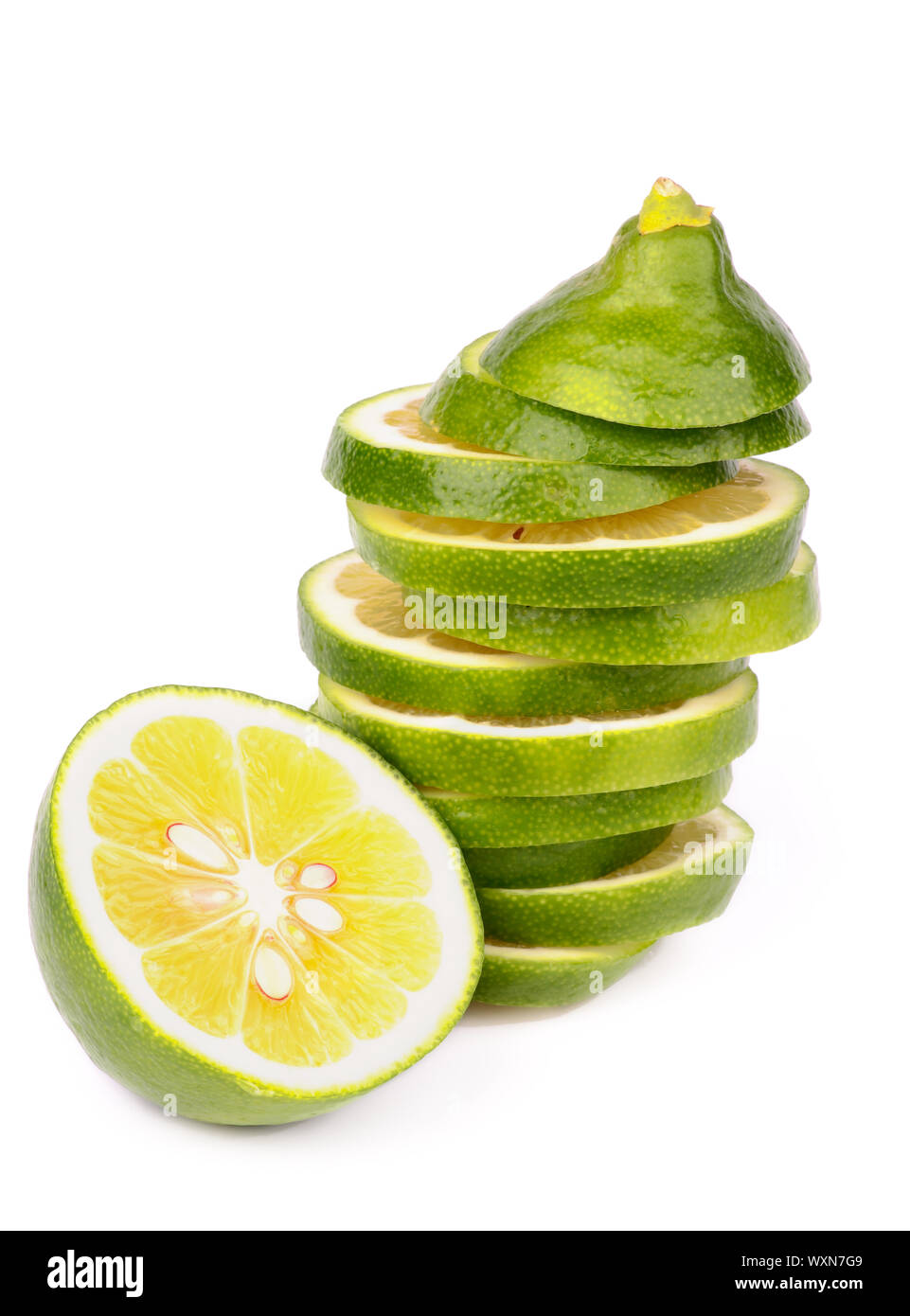 Pila di fresche e mature limoni verde fette e metà isolato su sfondo bianco Foto Stock