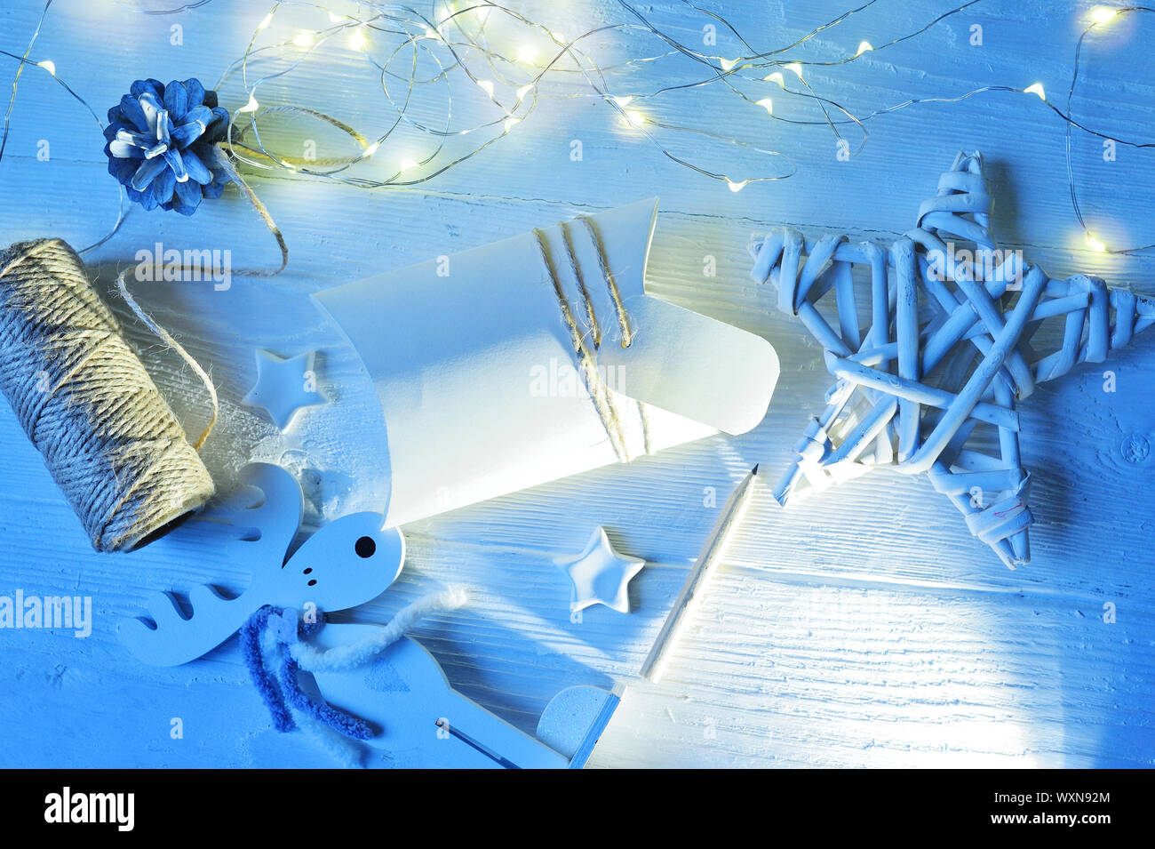 Branding elegante mockup per visualizzare le tue opere. Carino il tono blu vintage Natale Capodanno doni mock up su sfondo di legno Foto Stock