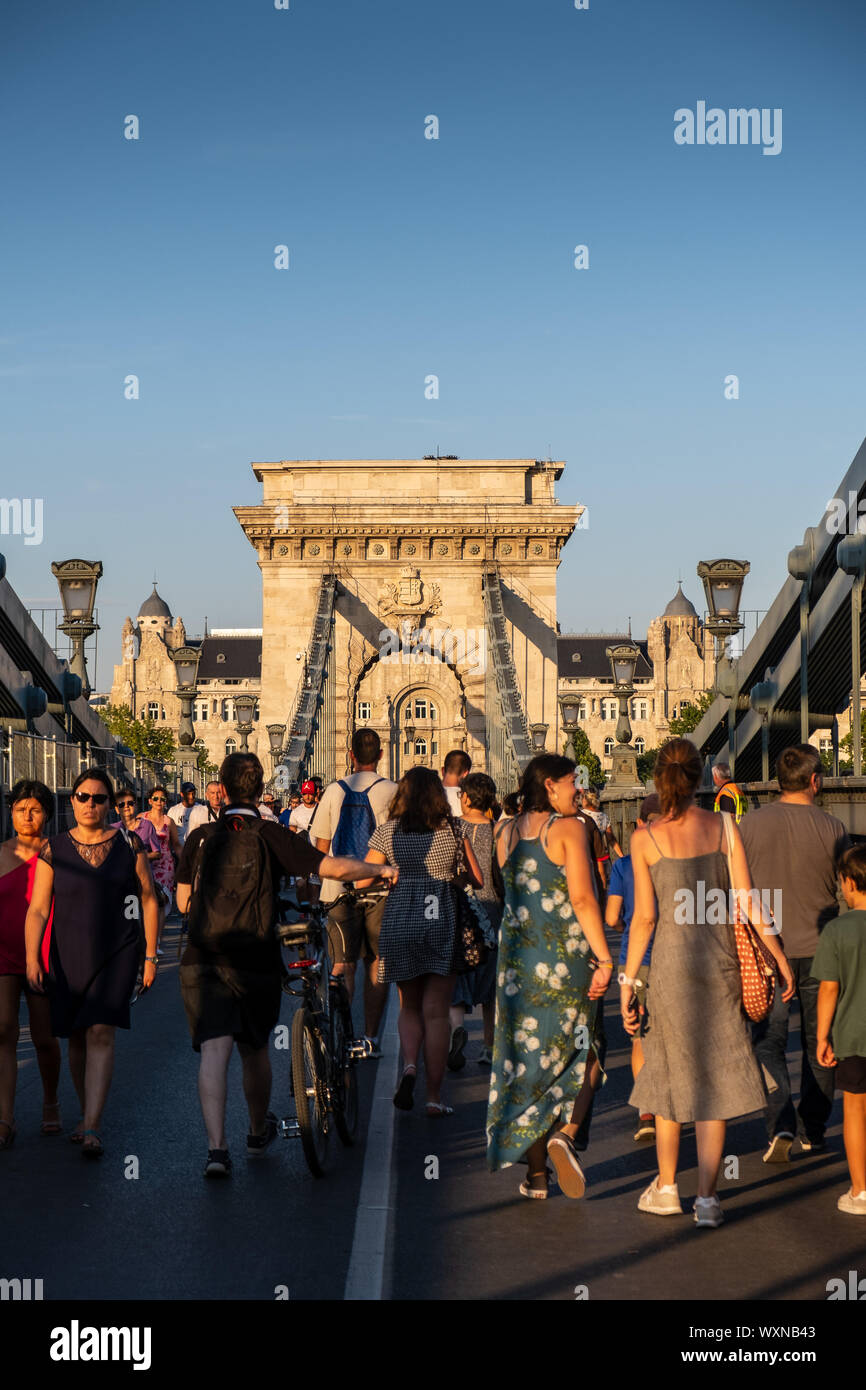BUDAPEST, Ungheria - 19 agosto 2019: alla vigilia della festa nazionale il Ponte della Catena viene tagliato al traffico automobilistico e diventa una passeggiata pedonale Foto Stock