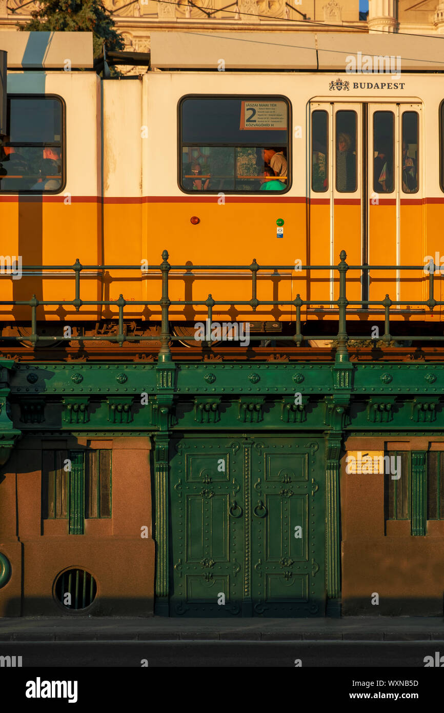 BUDAPEST, Ungheria - 19 agosto 2019: tramonto tram accanto al fiume Danubio Foto Stock