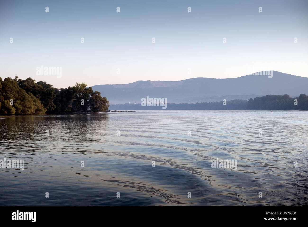 Un ansa del Danubio in Ungheria visto da una nave all'alba Foto Stock