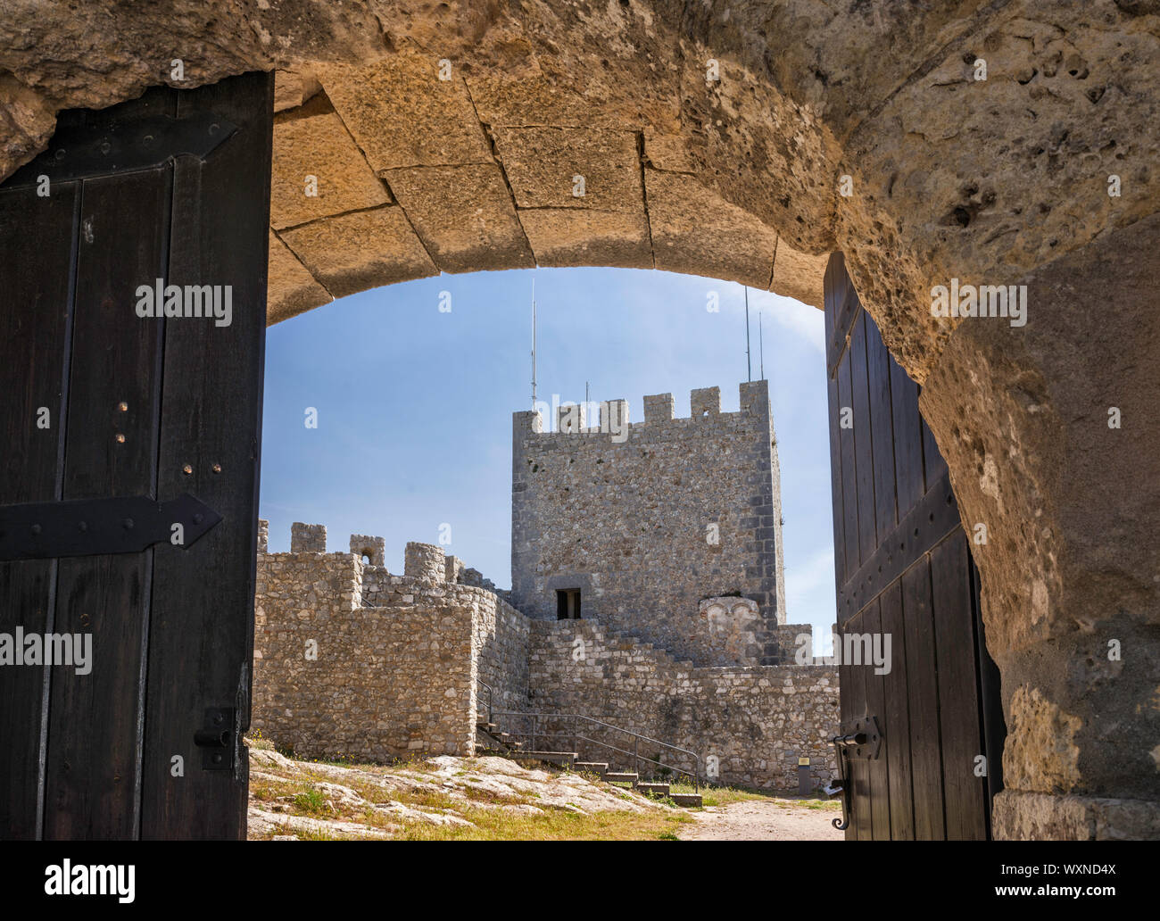 Gateway a Castelo de Sesimbra, castello moresco sopra città di Sesimbra, Costa Azul (Costa Azzurra), distretto di Setubal, regione Lisboa, Portogallo Foto Stock