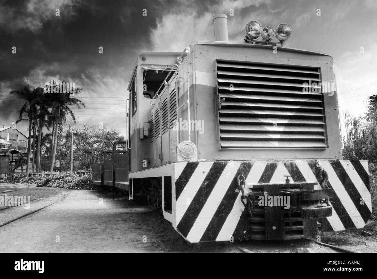 Locomotiva del vecchio treno scartato sotto il cielo drammatico. Foto Stock