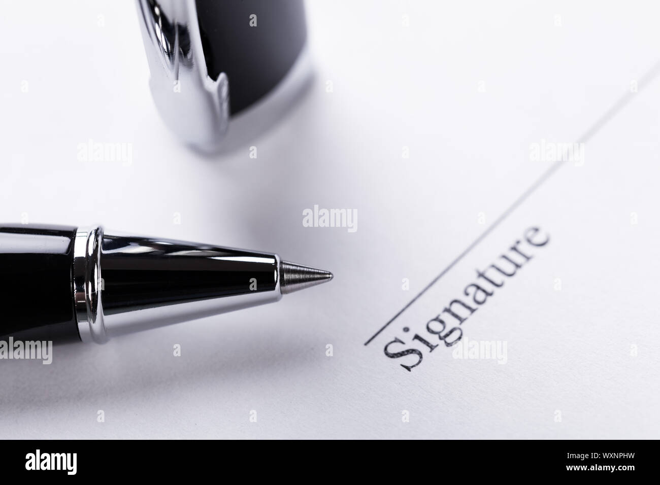 Macro closeup firmare il documento contratto di riempimento della penna Foto Stock